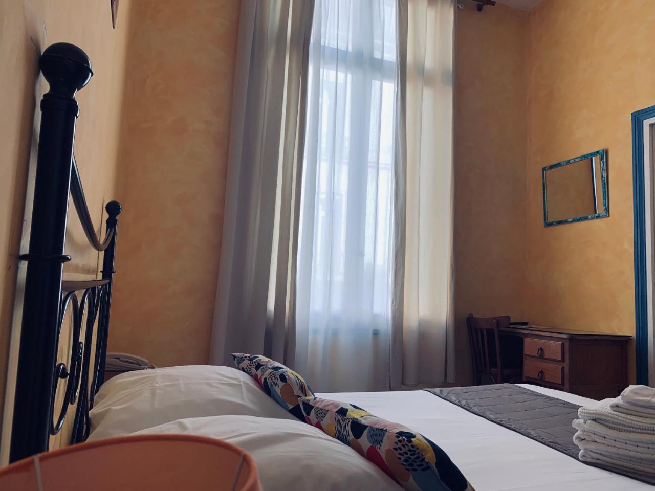 Hotel Moderne Tours Esterno foto